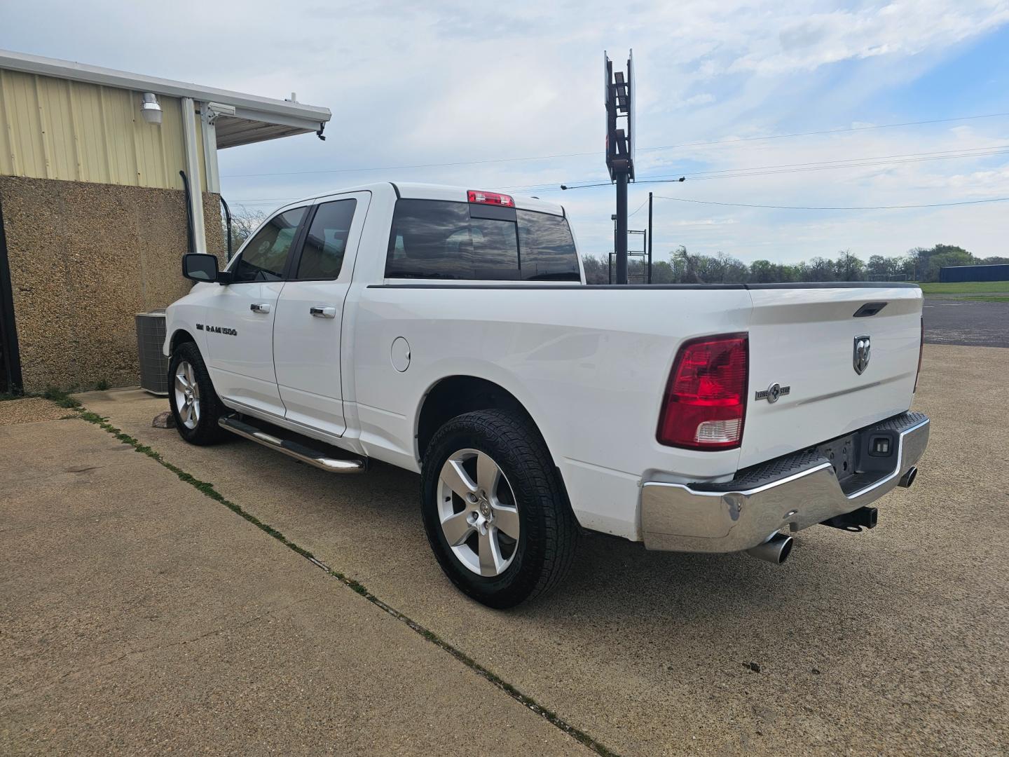 2012 WHITE Dodge Ram 1500 SLT Quad Cab 2WD (1C6RD6GT1CS) with an 5.7L V8 OHV 16V engine, 6-Speed Automatic transmission, located at 533 S Seven Points BLVD, Seven Points, TX, 75143, (430) 255-4030, 32.313999, -96.209351 - Photo#3